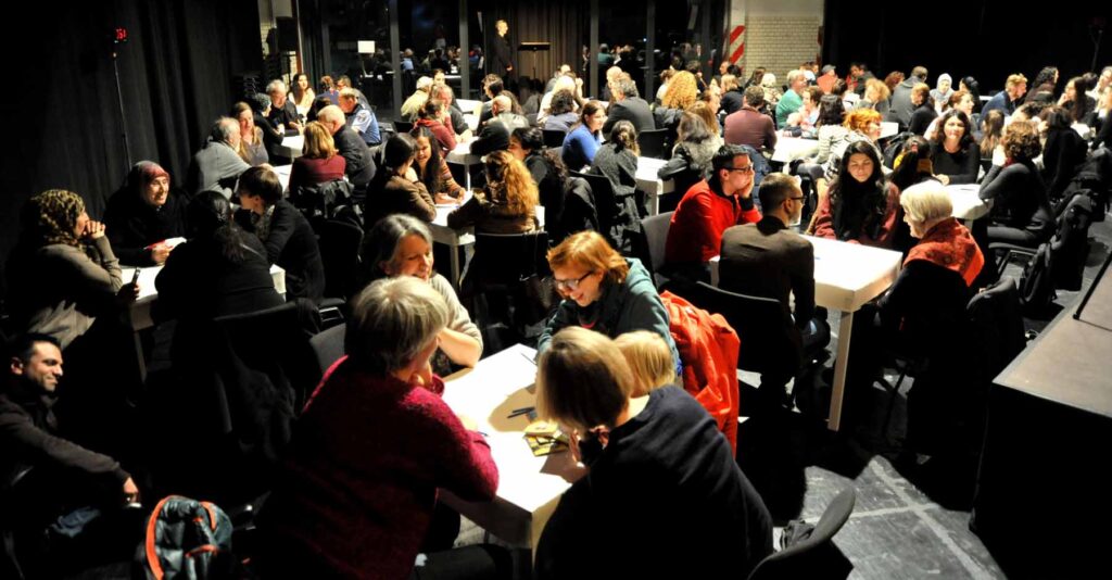 Participants in Knotunknot, seated in groups of 4. Photo: Marion Borriss