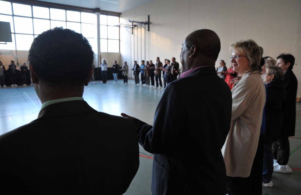 Participants in Knotunknot, large group standing in a circle. Photo: Marion Borriss