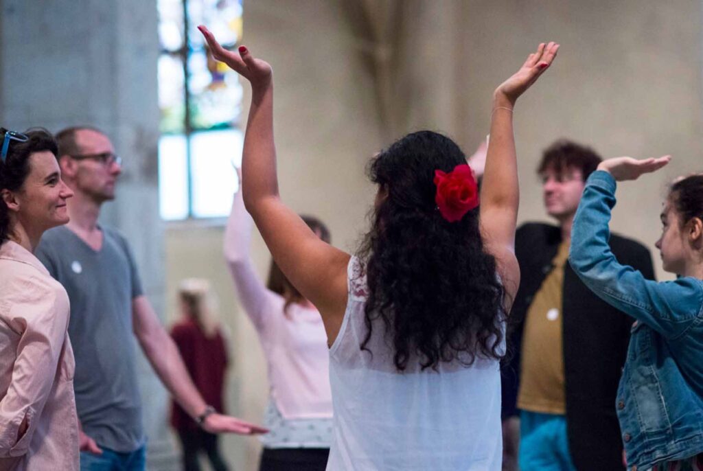 Participants walking, gesturing and listening in The Exchange, Cologne. Photo: Almut Elhardt